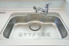 広々としたステンレスシンクには、洗剤やスポンジを収納出来るラック付き。広さも確保しているので、大きなお鍋も洗いやすいです。