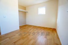 住む人のこだわりを活かす洋室＾＾日当たりがよく、寝室としての利用もおすすめ。広めのクローゼットもあり荷物もすっきり片付けれ、ゆとりのある暮らしが出来ます＾＾