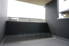 同仕様写真。幅広のインナーバルコニーは洗濯物を守りやすく、眩しすぎる日差しも和らげます。雨にも濡れにくく、家事を助けてくれること間違いなし。