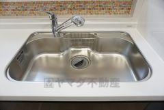 同仕様写真。広々とした凸型シンクに洗剤ポケットを標準装備。大きなお鍋など洗いやすいです。洗剤や石鹸、スポンジもすっきりできる収納付き。