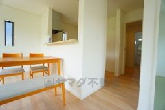 対面式キッチンを中心としたリビングダイニングで家族の会話が弾みそうです。