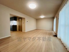 家族が集まる開放的なリビング。約24帖の大空間で毎日のお食事が楽しみです＾＾思い思いの時間を過ごしたり、家族みんなで食事をしたり、素敵な団らんの場になりますね。