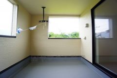 幅広のインナーバルコニーは洗濯物を守りやすく、眩しすぎる日差しも和らげます。 テーブルとイスを置いてカフェタイムや日光浴、星を眺めたりも良いですね^^