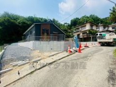 前面道路は交通量が少なく小さなお子様がいるご家庭も安心です＾＾ カースペースは5台付き。トラックやバイクなども駐車できるスペースです。