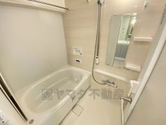 1日の疲れを癒すくつろぎのバスルーム。足を伸ばしてもゆったりと入れるサイズです。お子様と一緒にお風呂に入っても狭くないですね^^