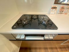 調理により発生する油煙や臭いを吸い込み、屋外へ排気してくれます。