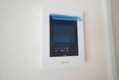 防犯性、セキュリティ対策に安心できるテレビモニター付きインターフォンです。セールスマン対策にもなり安心できます。