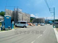 前面道路は南西側6ｍ。 交通量も少ないため小さなお子様がいるご家庭も安心です＾＾ 西鉄バス赤坂停徒歩7分。