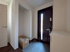 たっぷり収納できるシューズボックスです。家族全員の靴がきれいに整頓できます。棚の上にお花や写真を飾っても良いですね。