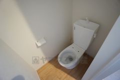 温水洗浄機付トイレです。節水機能もあるので、安心して使えますね。もちろん、1階2階の2ヶ所にトイレがあるので、忙しい朝にもゆとりができますね。