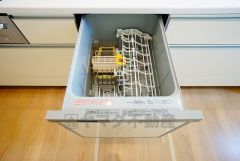 同仕様写真。家事の時間が短縮できる食器洗浄乾燥機付。後片付けもラクラクです。 食器を洗う手間が減るので家族とのコミュニケーションの時間や自分の時間が増えますね。