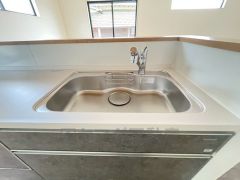 広々とした凸型シンクに洗剤ポケットを標準装備。大きなお鍋など洗いやすいです。洗剤や石鹸、スポンジもすっきりできる収納付き。