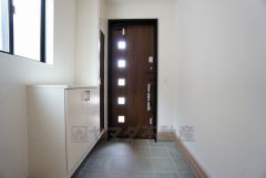 同仕様写真。たっぷり収納できるシューズボックスです。家族全員の靴がきれいに整頓できます。棚の上にお花や写真を飾っても良いですね。