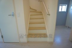 採光も十分に計算された、手摺付き階段部分です。