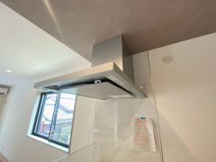 調理により発生する油煙や臭いを吸い込み、屋外へ排気してくれます。