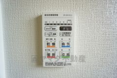 浴室暖房乾燥機には、暖房、乾燥、涼風、換気の4つの機能が付いています。タイマー付きです。