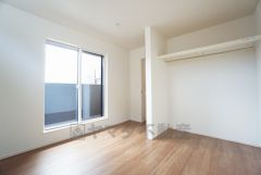 温かい光の差し込むゆとりのある居室をぜひ現地にてご確認くださいませ。