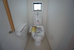 温水洗浄機付トイレです。節水機能もあるので、安心して使えますね。もちろん、1階2階の2ヶ所にトイレがあるので、忙しい朝にもゆとりができますね。