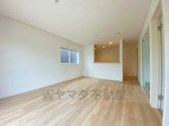 家族が集まる開放的なリビング。約16帖の大空間で毎日のお食事が楽しみです＾＾思い思いの時間を過ごしたり、家族みんなで食事をしたり、素敵な団らんの場になりますね。