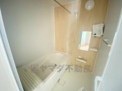 1坪サイズの浴室は、足をのばしてリラックスできます。浴室乾燥機付きなので、雨の日も気にせず洗濯物が干せます。