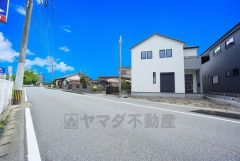 前面道路は約9ｍと駐車がスムーズにできる広さです＾＾ カースペースは停めやすい並列駐車2台付き。（軽自動車含む）