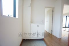 たっぷり収納できるシューズボックスです。家族全員の靴がきれいに整頓できます。棚の上にお花や写真を飾っても良いですね。