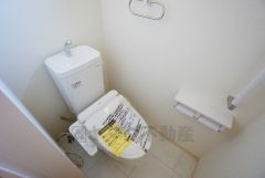 同仕様写真。温水洗浄機付トイレです。節水機能もあるので、安心して使えますね。もちろん、1階2階の2ヶ所にトイレがあるので、忙しい朝にもゆとりができますね。