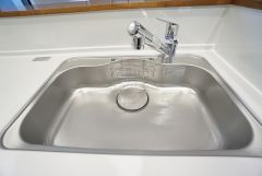 広々とした凸型シンクに洗剤ポケットを標準装備。大きなお鍋など洗いやすいです。
