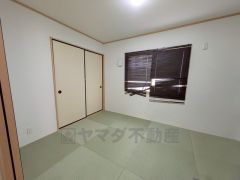 リビングからの続き間として和室をご用意しました。普段はリビングとつなげて開放的なスペースとして。来客時には客間としてお使いいただけます。