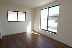 同仕様写真。2面採光を確保した明るい室内は、風通しも良く、大変居心地の良い空間となっております。日当たりがよく、子供部屋としての利用もおすすめ。