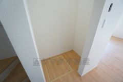 まとめ買いしてもこの収納量なら心配要らずのパントリー。調理家電や食品のストックをすっきりまとめられ、キッチン周りを広々使えます。