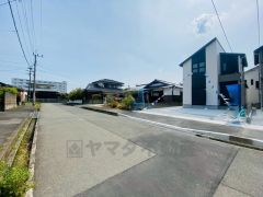 前面道路は交通量が少なく小さなお子様がいるご家庭も安心です＾＾ 大型車両の通行も少なく静かで快適な生活を送れます＾＾」