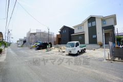 前面道路東側4ｍ、北側6.27ｍ。 北側は車の離合もスムーズにできます＾＾ 10年間の瑕疵保証が付いた安心の新築戸建。最新の設備で気持ちの良い新生活を送りませんか。
