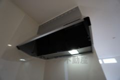 調理により発生する油煙や臭いを吸い込み、屋外へ排気してくれます。