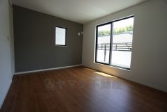 住む人のこだわりを活かす洋室＾＾日当たりがよく、寝室としての利用もおすすめ。広めのクローゼットもあり荷物もすっきり片付けれ、ゆとりのある暮らしが出来ます＾＾