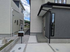 タッチキー採用の玄関。お買い物帰りで、両手がふさがってきても簡単に中に入れます＾＾奥まって設置されており、雨にも濡れにくくなっています。