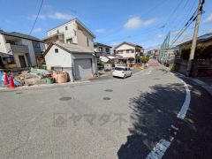 前面道路は公道南東側約8.7ｍ。 幅広く、車通りも少ないため駐車や離合がスムーズです＾＾