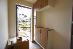 たっぷり収納できるシューズボックスです。家族全員の靴がきれいに整頓できます。棚の上にお花や写真を飾っても良いですね。