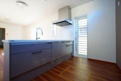 対面式カウンターキッチンでお子様の様子が見守れます。カウンタートップは耐熱性に優れており、日ごろのお掃除もふき取るだけでＯＫ。ステンレスシンクも簡単にお掃除できますよ。