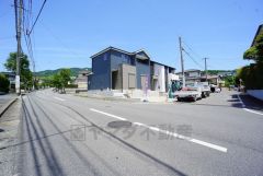 約6ｍの広々した前面道路は、交通量も少なく小さなお子様がいるご家庭もも安心＾＾ 角地で陽当り風通し良好です＾＾