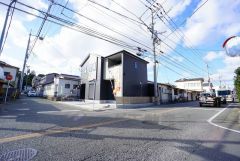 角地で陽当り・風通し良好です＾＾ 北東側道路7.8ｍ。南東側道路5.7ｍと駐車がスムーズにできます。