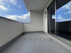 お洗濯物を干すスペースとしても十分な広さがあります。  お天気の良い日はお洗濯物がよく乾きそうな日当たり良好のバルコニーです＾＾
