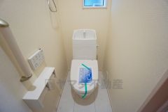温水洗浄機付トイレです。節水機能もあるので、安心して使えますね。もちろん、1階2階の2ヶ所にトイレがあるので、忙しい朝にもゆとりができますね。