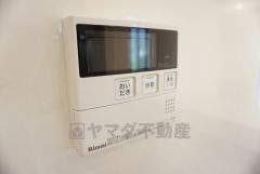 同仕様写真。給湯器リモコンはキッチン横からボタンひとつで操作が楽々。通話ボタン付きでお子様とも会話ができて安心です。