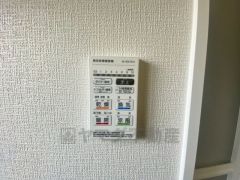 雨の日の洗濯も安心できる浴室暖房乾燥機付き浴室。リモコンで操作もボタン1つで簡単。 浴室暖房乾燥機には、暖房、乾燥、涼風、換気の4つの機能が付いています。タイマー付きです。