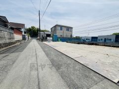 前面道路は約5.3ｍ。 カースペースは停めやすい5台付きです。 間口が広く駐車がスムーズにできます＾＾