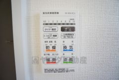 浴室暖房乾燥機には、暖房、乾燥、涼風、換気の4つの機能が付いています。タイマー付きです。