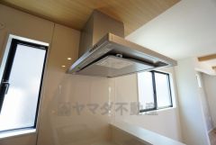 調理により発生する油煙や臭いを吸い込み、屋外へ排気してくれます。