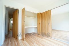 明るい洋室です。ナチュラル色のフローリングで開放的な優しい雰囲気になっています＾＾ベッドや机、ＴＶを置いてもゆとりのある広さです。