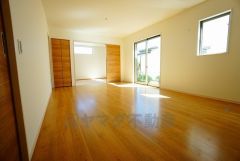 同仕様写真。断熱性能の窓ガラスを採用。省エネ、光熱費カットにも貢献します。 夏は涼しく、冬は暖かく快適に過ごせます。